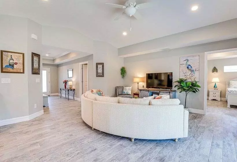 Bright Rotonda West Home W/ Patio, 7 Mi To Beach!