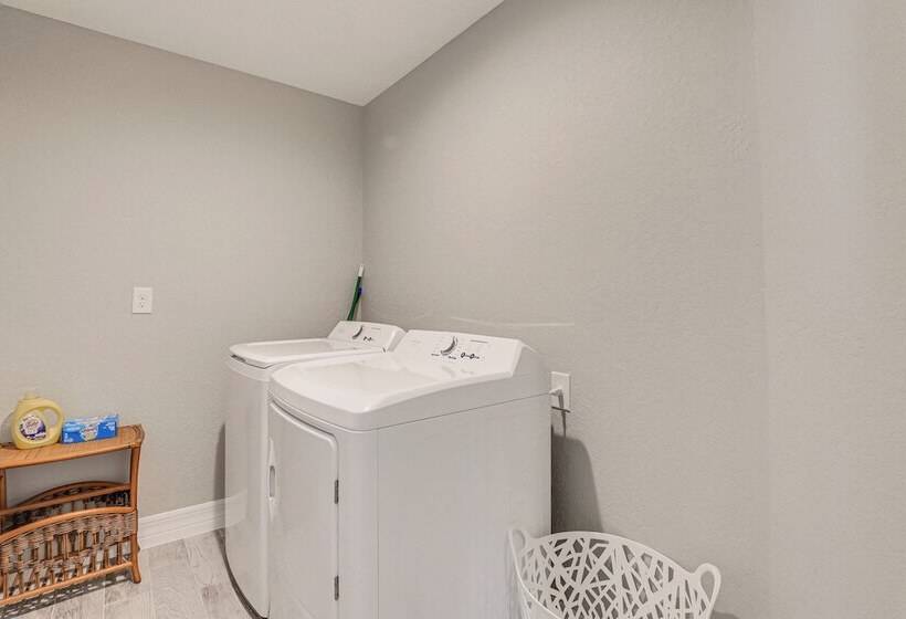 Bright Rotonda West Home W/ Patio, 7 Mi To Beach!