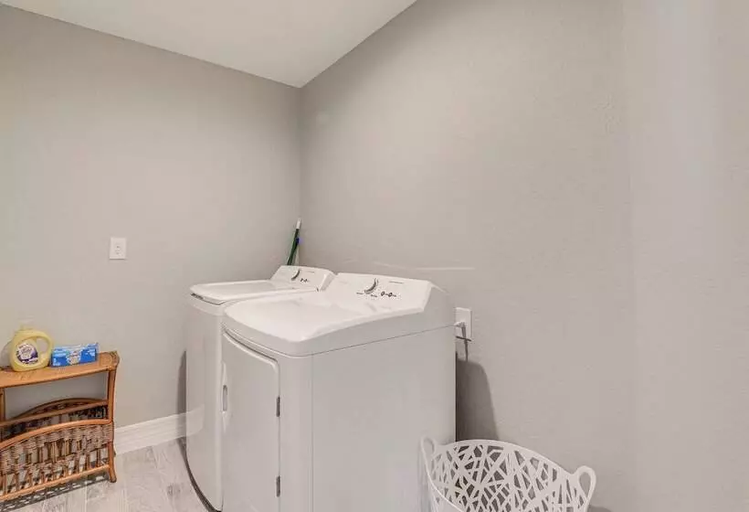 Bright Rotonda West Home W/ Patio, 7 Mi To Beach!