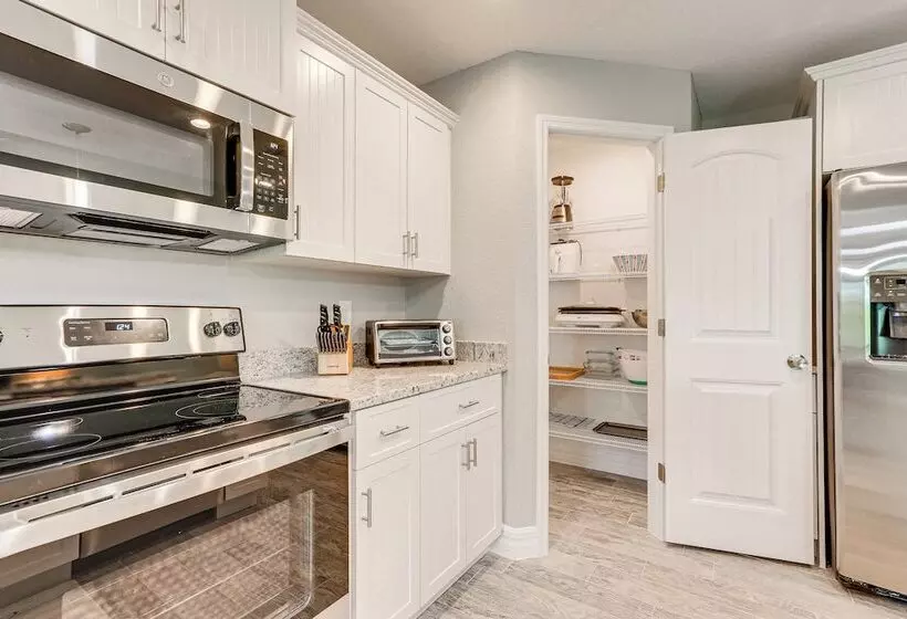 Bright Rotonda West Home W/ Patio, 7 Mi To Beach!
