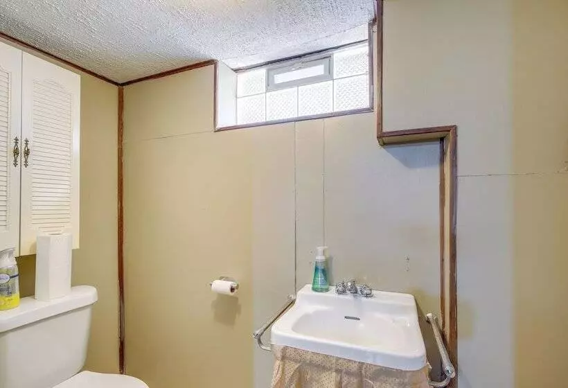 Charming Home   4 Mi To Euclid Creek Reservation