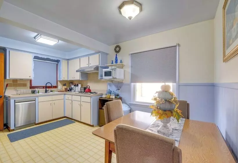 Charming Home   4 Mi To Euclid Creek Reservation