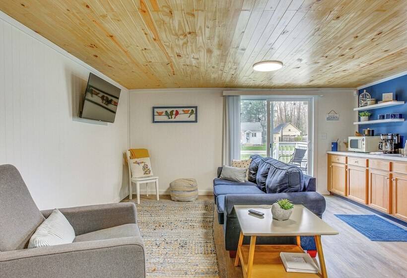 Cozy Wellston Cabin Walk To Crystal Lake!