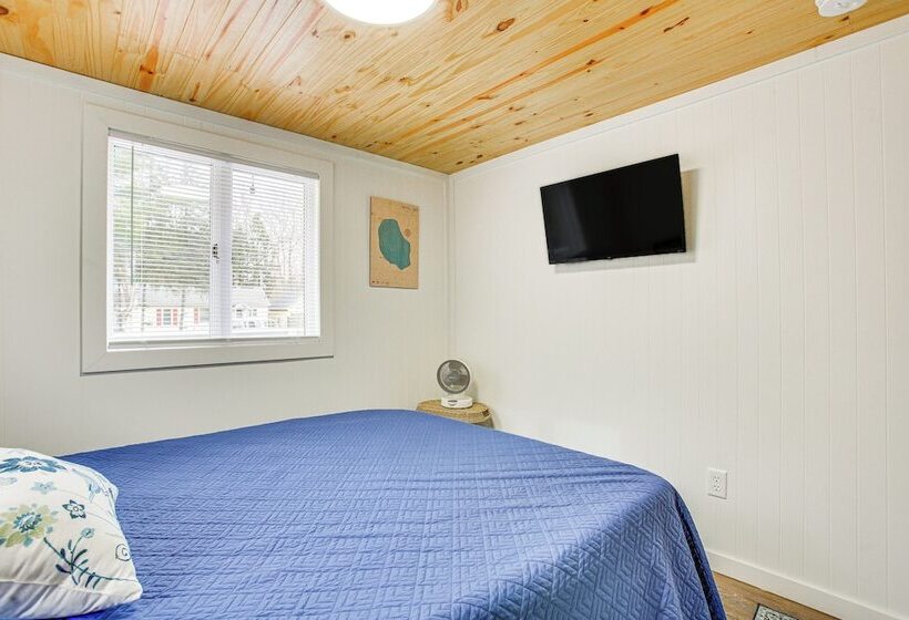 Cozy Wellston Cabin Walk To Crystal Lake!