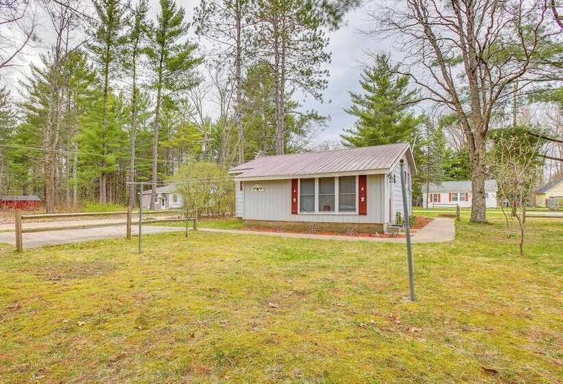 Cozy Wellston Cabin Walk To Crystal Lake!