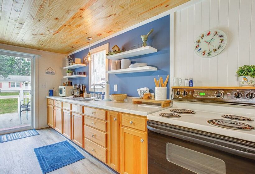 Cozy Wellston Cabin Walk To Crystal Lake!