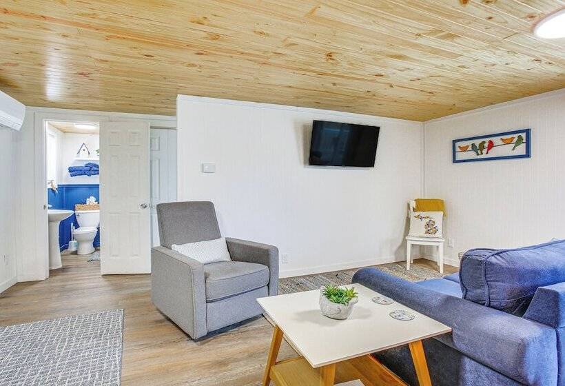 Cozy Wellston Cabin Walk To Crystal Lake!