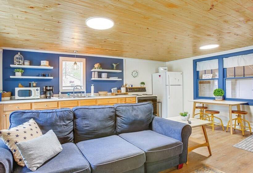 Cozy Wellston Cabin Walk To Crystal Lake!