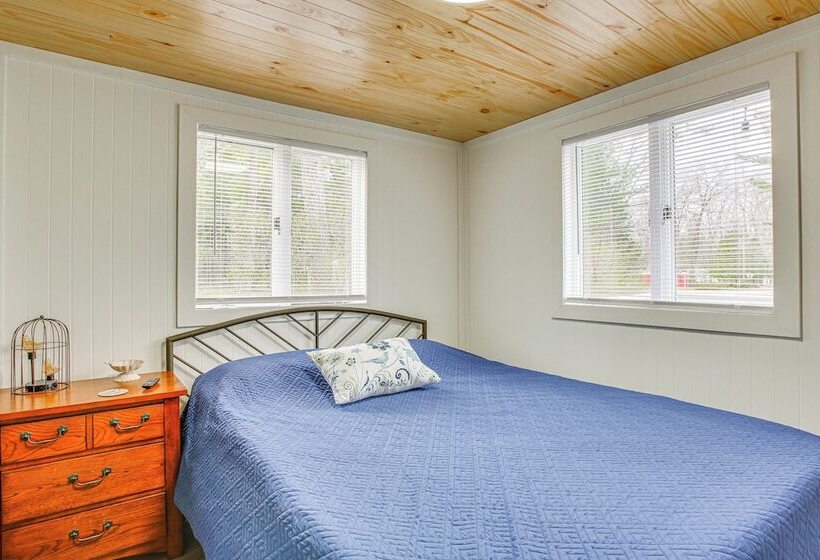 Cozy Wellston Cabin Walk To Crystal Lake!