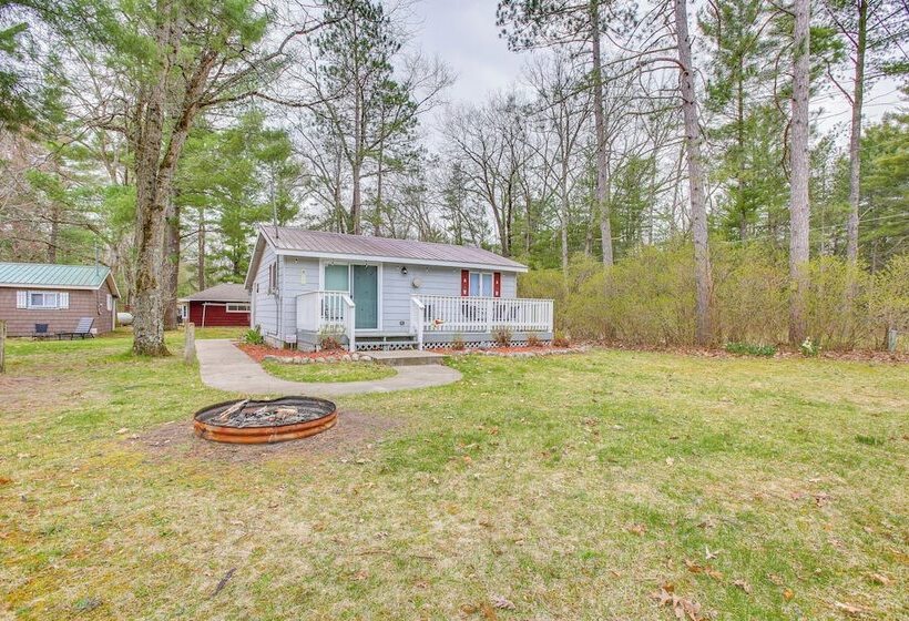 Cozy Wellston Cabin Walk To Crystal Lake!