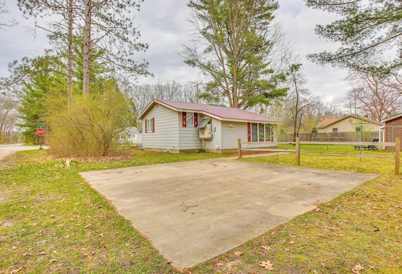 Cozy Wellston Cabin Walk To Crystal Lake!