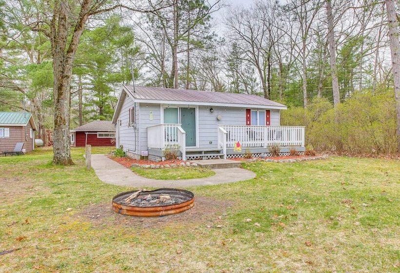 Cozy Wellston Cabin Walk To Crystal Lake!