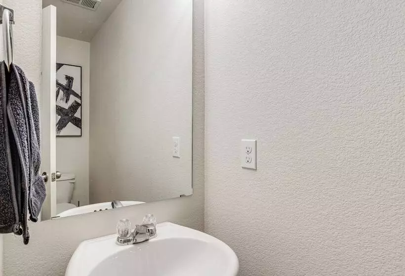 6 Mi To Dia: Denver Home W/ Fenced Yard & Fire Pit