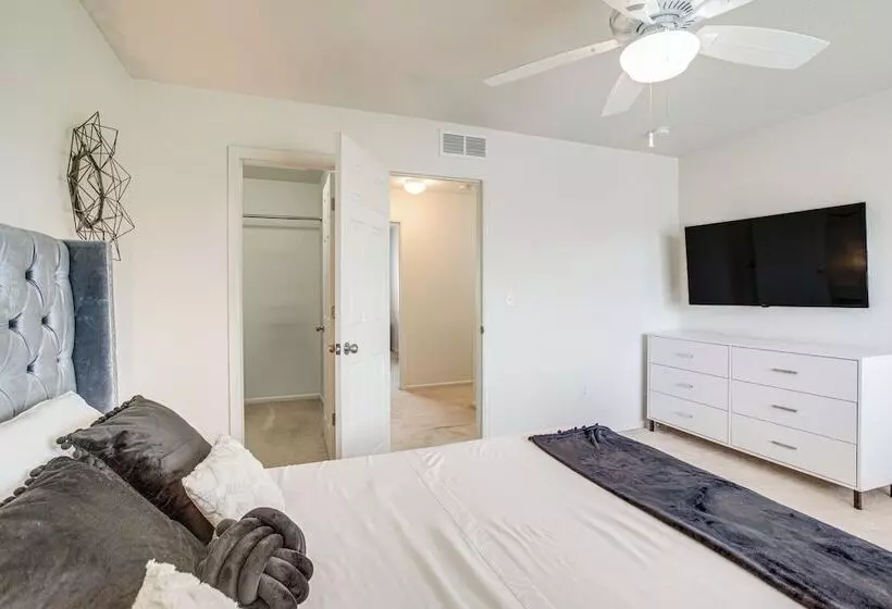 6 Mi To Dia: Denver Home W/ Fenced Yard & Fire Pit