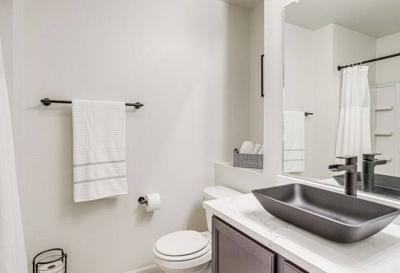 6 Mi To Dia: Denver Home W/ Fenced Yard & Fire Pit