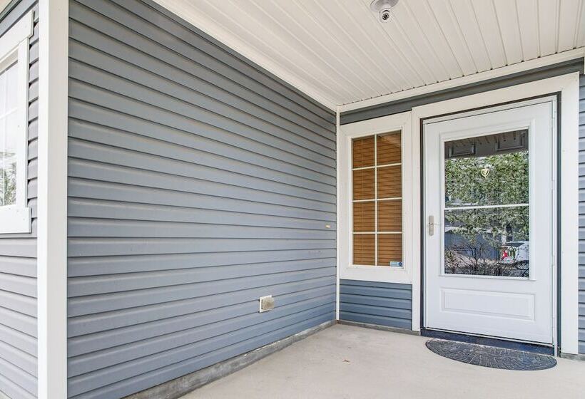 6 Mi To Dia: Denver Home W/ Fenced Yard & Fire Pit