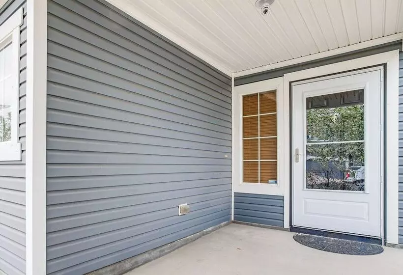 6 Mi To Dia: Denver Home W/ Fenced Yard & Fire Pit