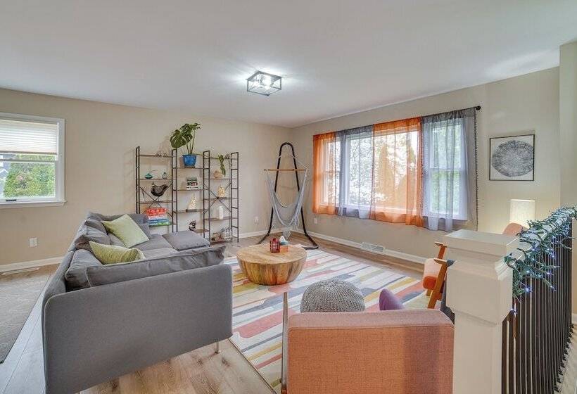 Modern Urbana Home: 2 Mi To University Of Illinois