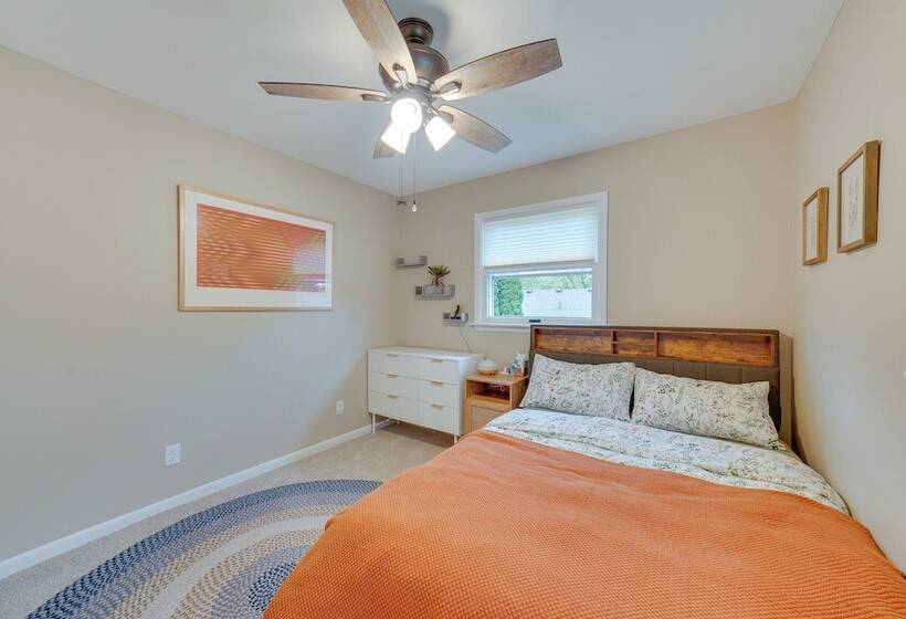 Modern Urbana Home: 2 Mi To University Of Illinois