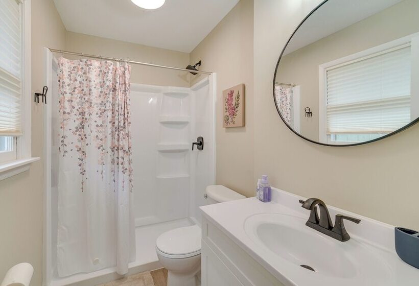 Modern Urbana Home: 2 Mi To University Of Illinois