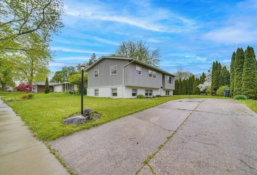 Modern Urbana Home: 2 Mi To University Of Illinois