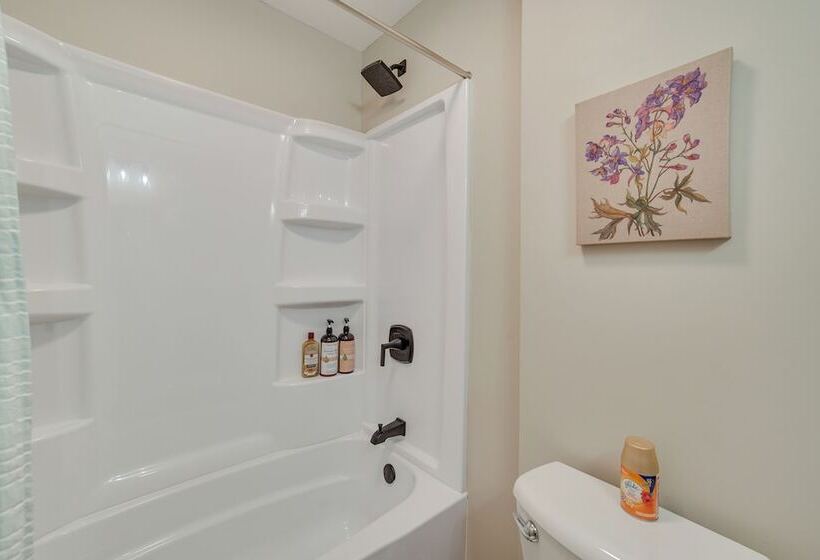 Modern Urbana Home: 2 Mi To University Of Illinois