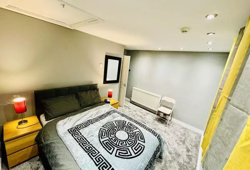 اقامتگاه 4 Bedrooms Full House Stourbridge Birmingham