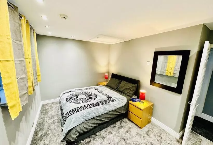 اقامتگاه 4 Bedrooms Full House Stourbridge Birmingham