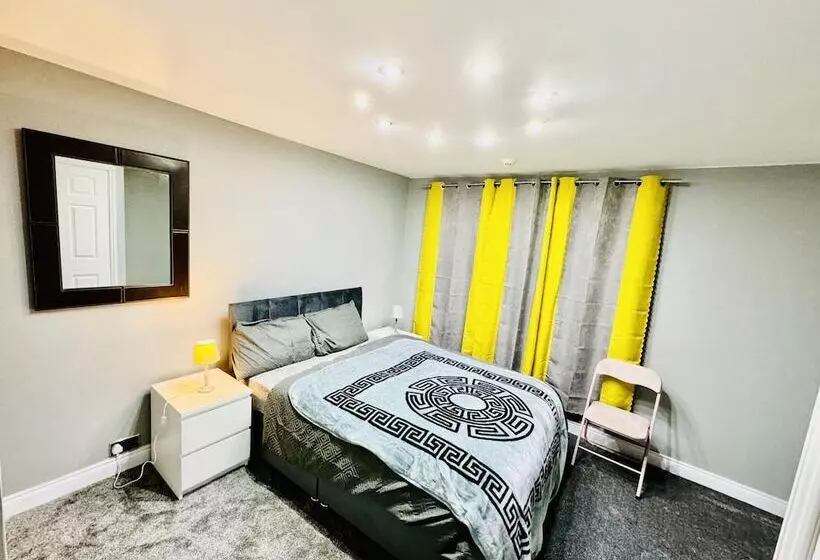 اقامتگاه 4 Bedrooms Full House Stourbridge Birmingham