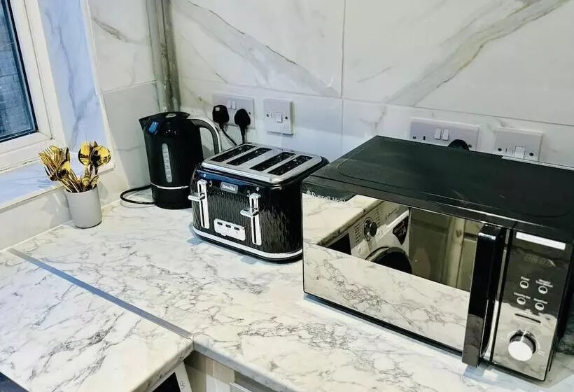 اقامتگاه 4 Bedrooms Full House Stourbridge Birmingham