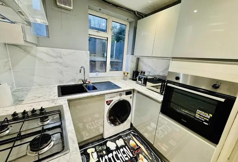 اقامتگاه 4 Bedrooms Full House Stourbridge Birmingham