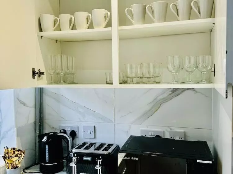 اقامتگاه 4 Bedrooms Full House Stourbridge Birmingham