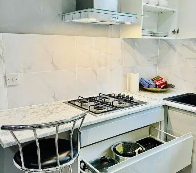 اقامتگاه 4 Bedrooms Full House Stourbridge Birmingham