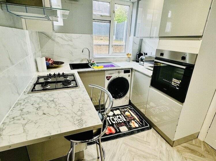 Резиденция 4 Bedrooms Full House Stourbridge Birmingham