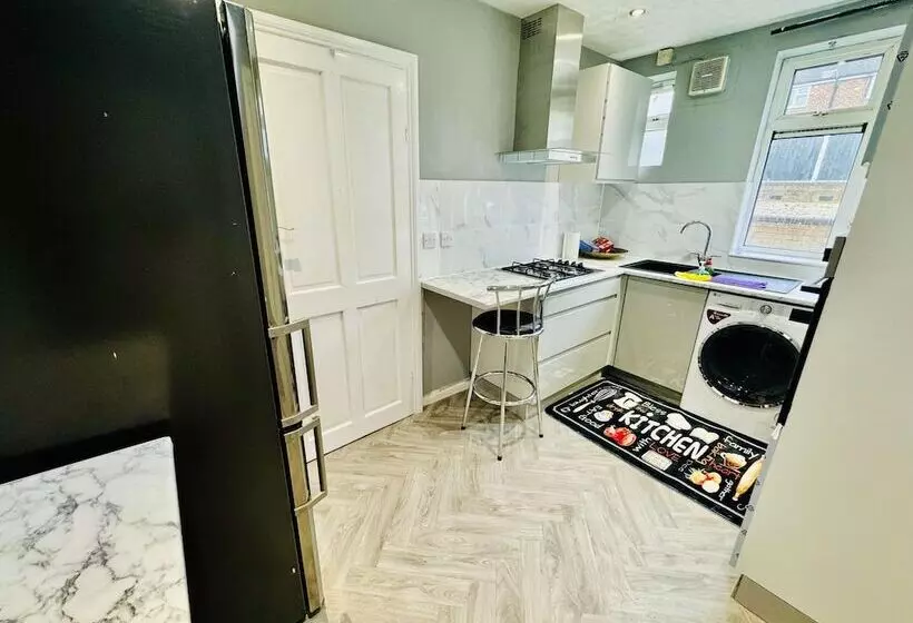 اقامتگاه 4 Bedrooms Full House Stourbridge Birmingham