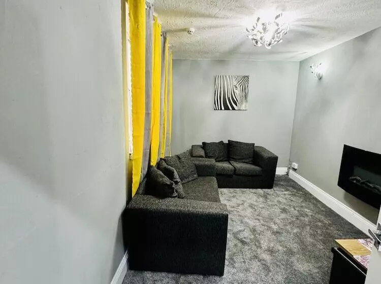 اقامتگاه 4 Bedrooms Full House Stourbridge Birmingham