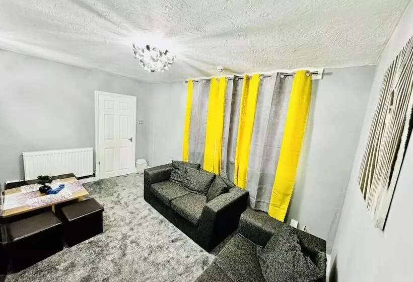 اقامتگاه 4 Bedrooms Full House Stourbridge Birmingham