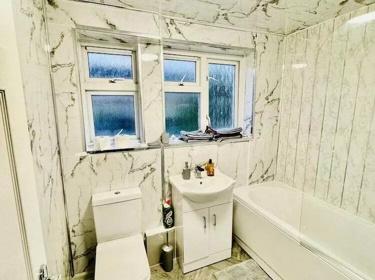 اقامتگاه 4 Bedrooms Full House Stourbridge Birmingham