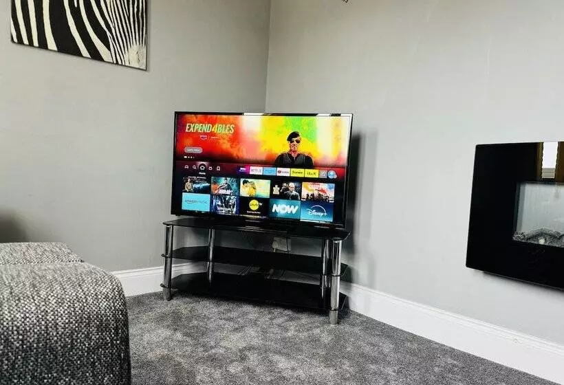 اقامتگاه 4 Bedrooms Full House Stourbridge Birmingham