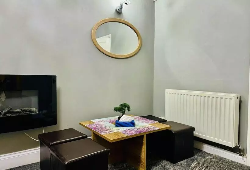 اقامتگاه 4 Bedrooms Full House Stourbridge Birmingham