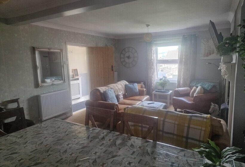 إقامة 3br Sleeps6 Petsok Off Road Parking Garden