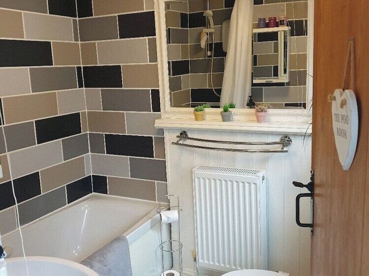 إقامة 3br Sleeps6 Petsok Off Road Parking Garden