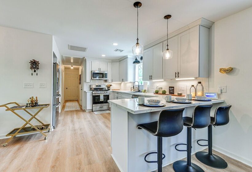 Riverfront Springfield Home W/ Scenic Deck & Dock!