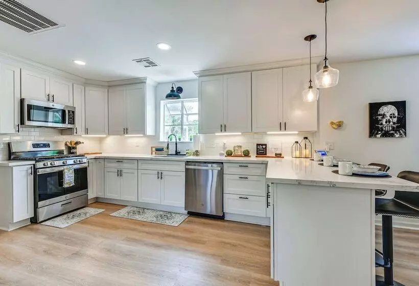 Riverfront Springfield Home W/ Scenic Deck & Dock!