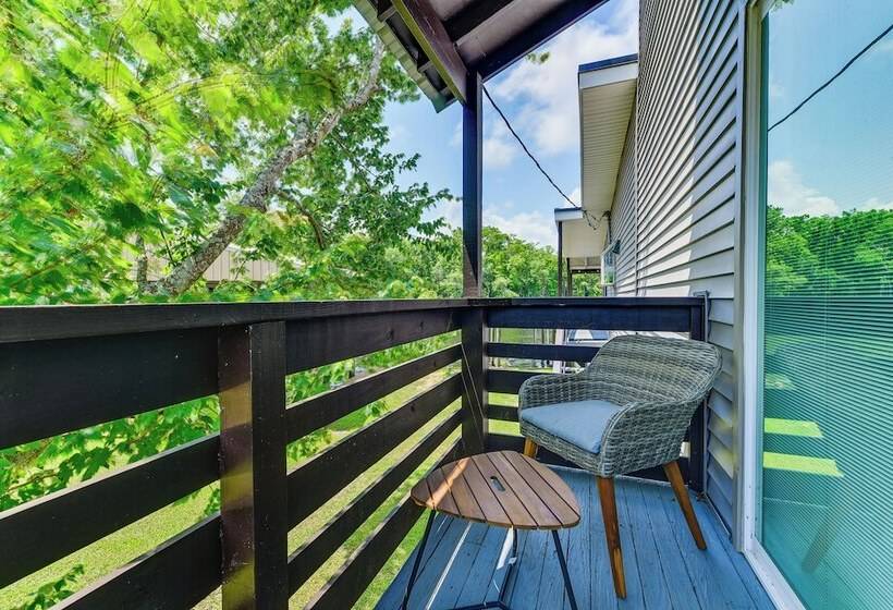 Riverfront Springfield Home W/ Scenic Deck & Dock!