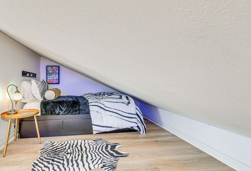 Riverfront Springfield Home W/ Scenic Deck & Dock!