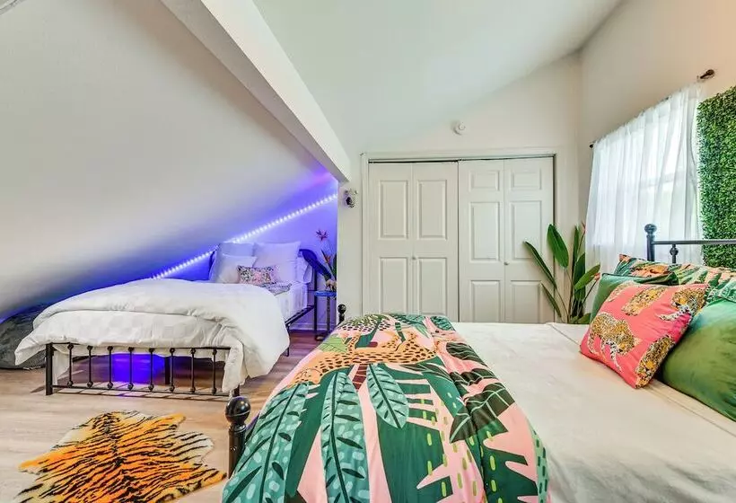 Riverfront Springfield Home W/ Scenic Deck & Dock!