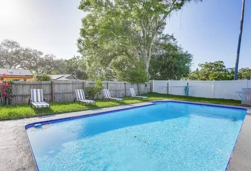 Roomy Largo Home W/ Screened Patio & Private Pool!