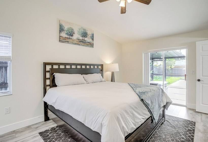 Roomy Largo Home W/ Screened Patio & Private Pool!