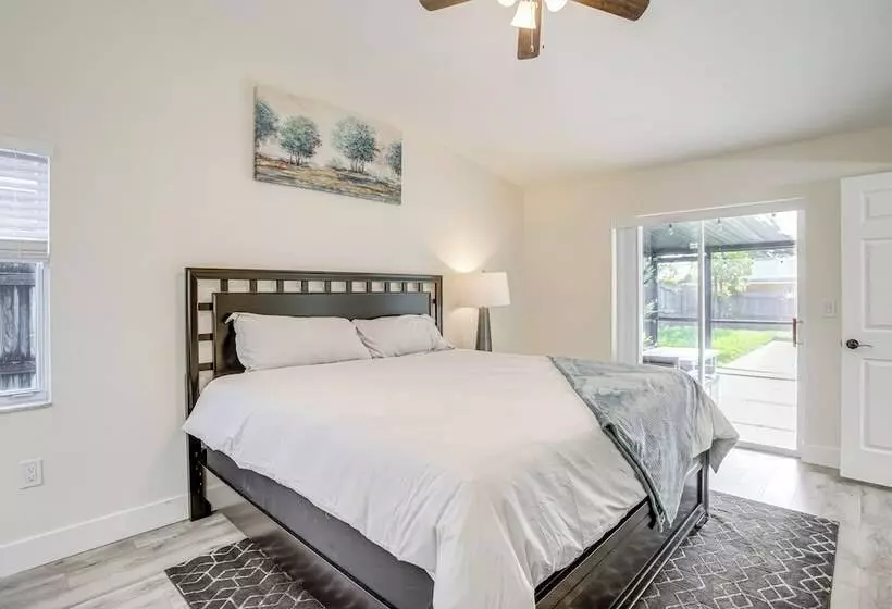 Roomy Largo Home W/ Screened Patio & Private Pool!